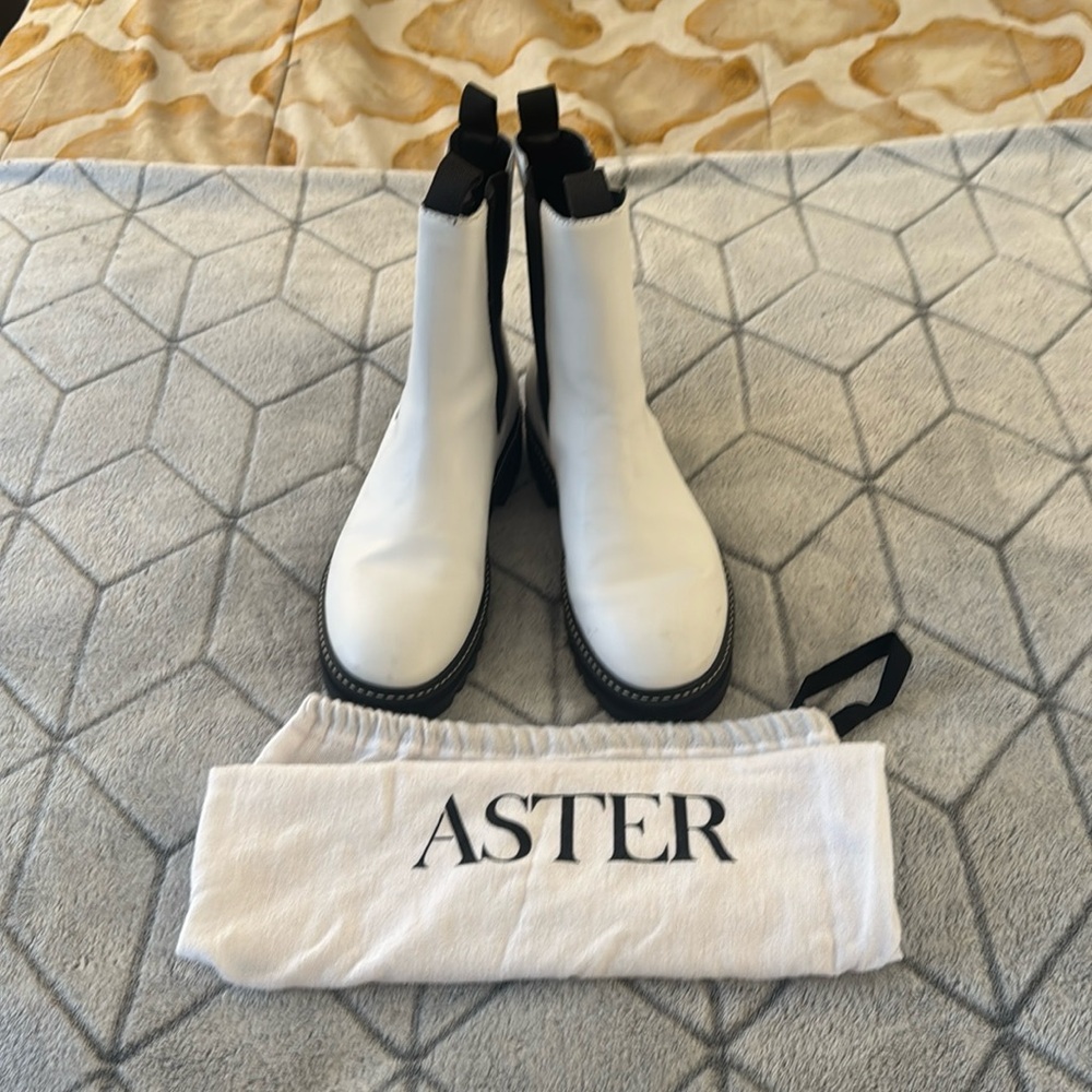 EUC Aster Lug Sole Chelsea Boots - Size 8